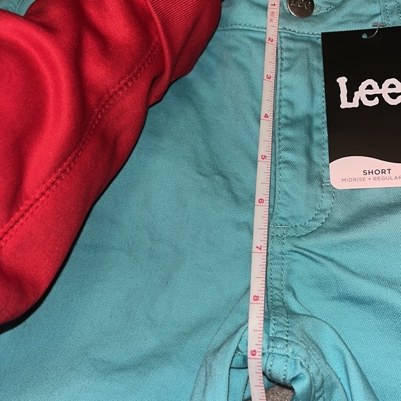 Lee Brand, mid rise shorts with cuffed hem that can be worn up or down, size 6 - Picture 8 of 9